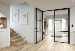 Windfang im Hauseingang mit 2-flügeliger Stahl-Rohrrahmentür_2022_05_16